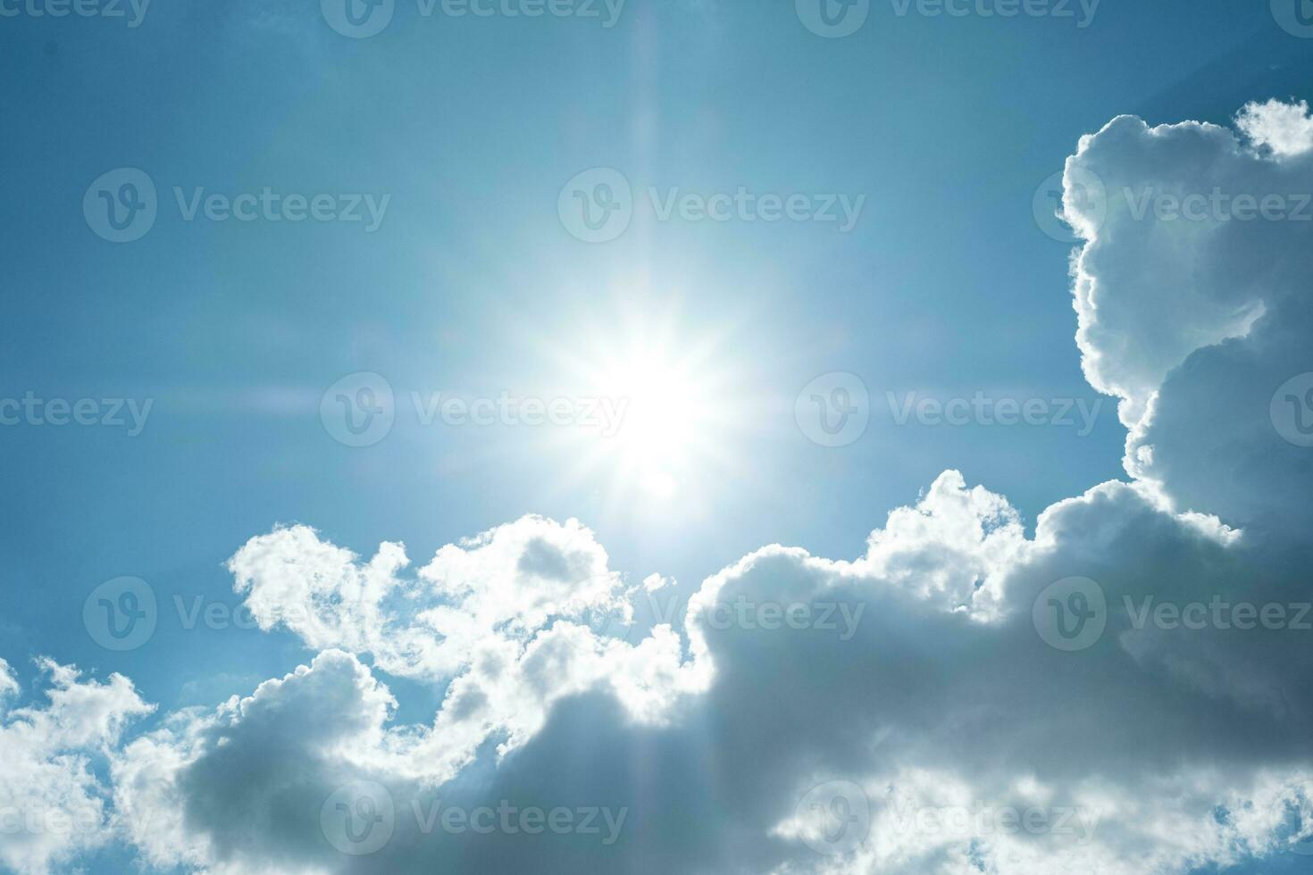 bel cielo azzurro con nuvole bianche e sole foto