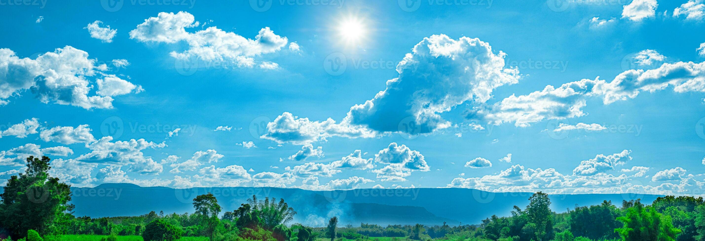 bel cielo azzurro con nuvole bianche e luce solare foto