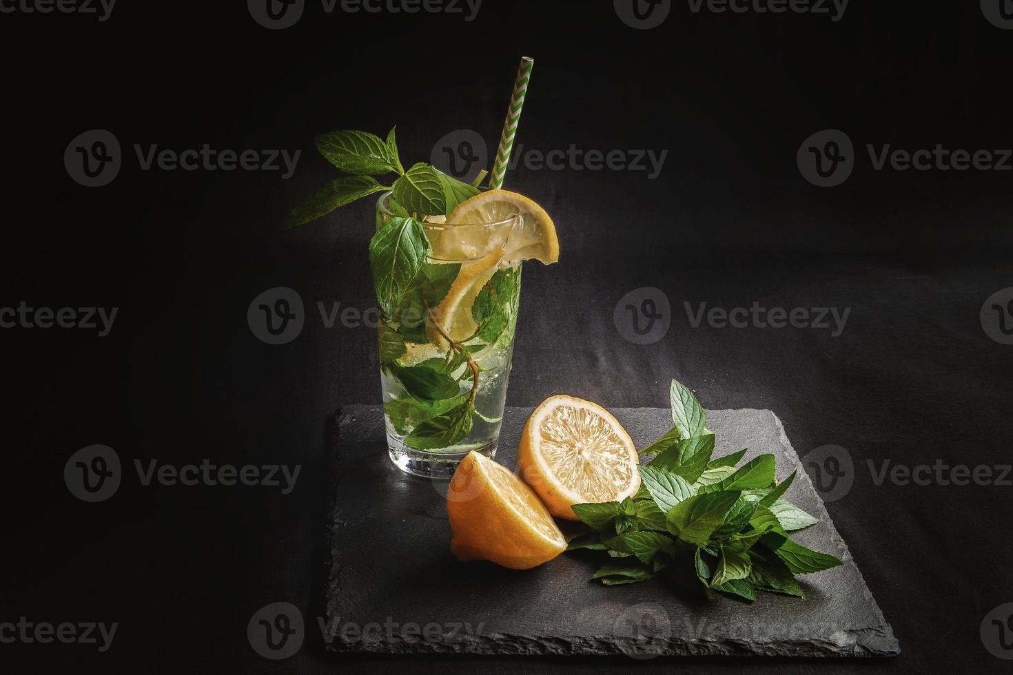 ingredienti per il cocktail estivo di agrumi mojito con limone e menta. foto