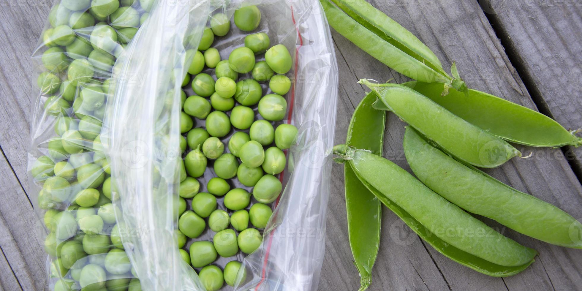 i piselli sono in un sacchetto. raccolta di verdure fresche dall'orto foto