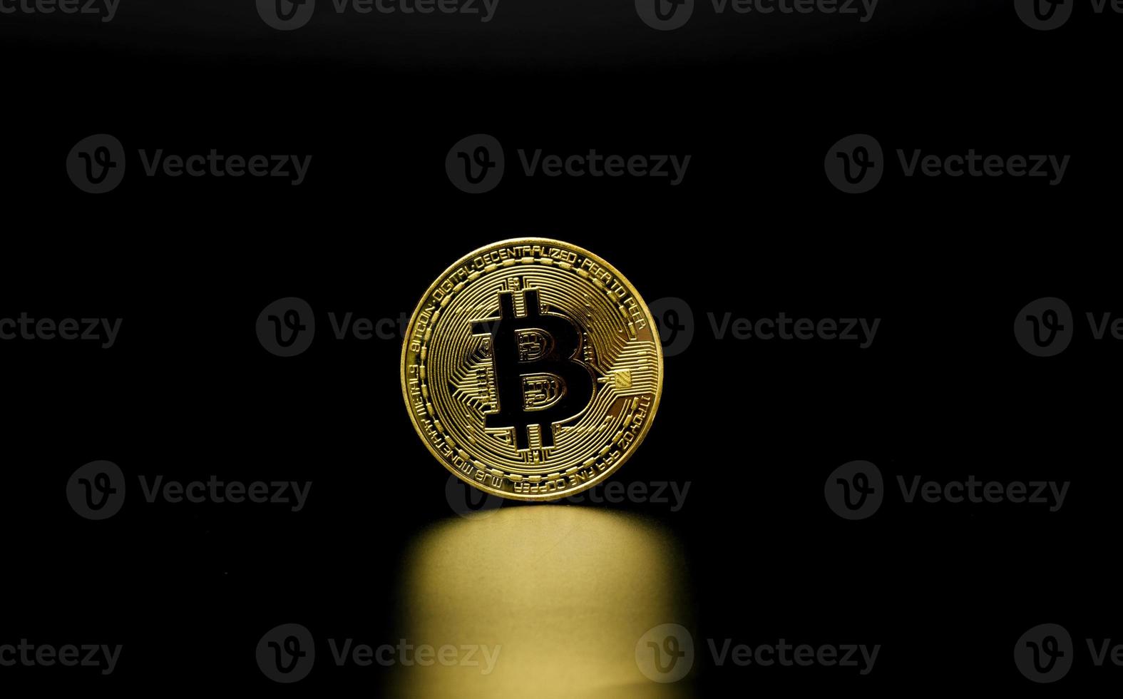 bitcoin oro su sfondo nero. moneta di criptovaluta foto