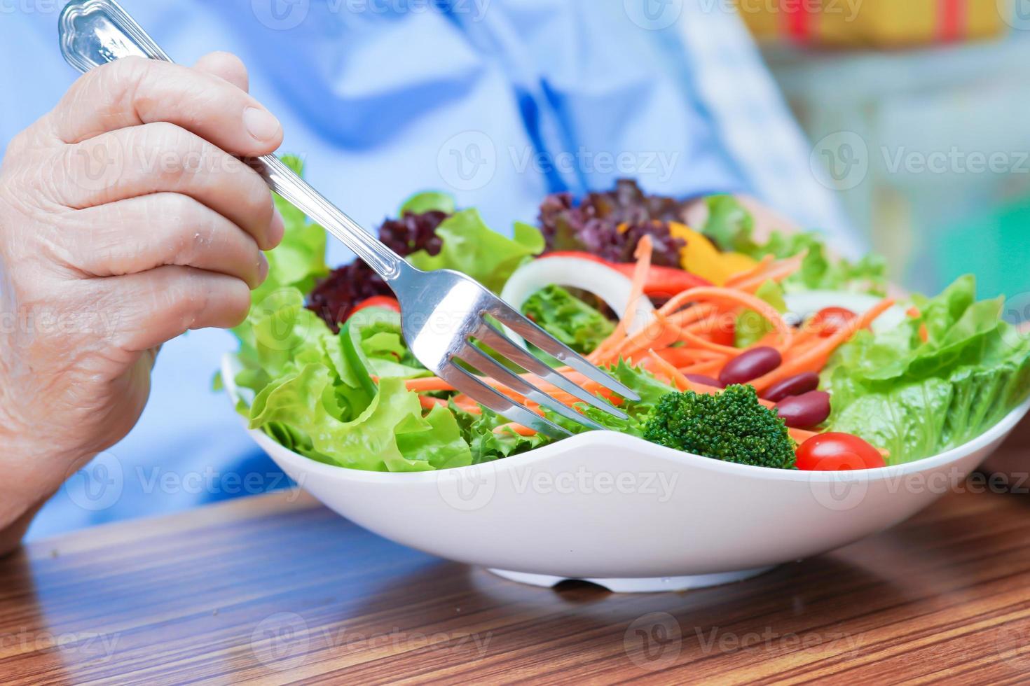 paziente donna anziana asiatica che mangia colazione? foto