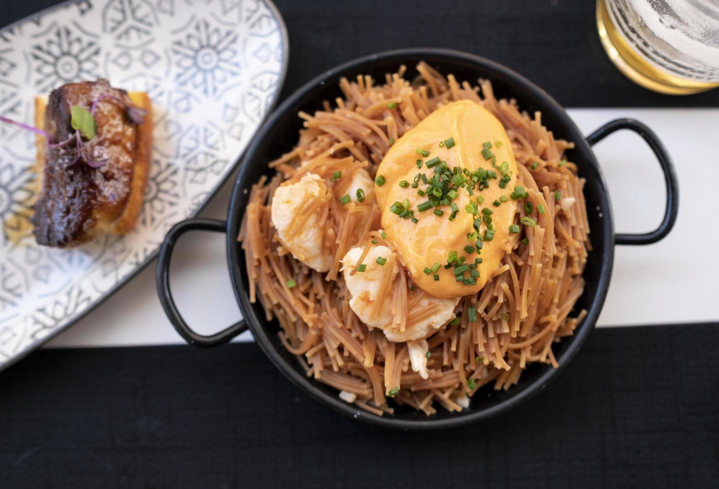 noodles primaverili con gamberi grandi e salsa al pepe piquillo foto