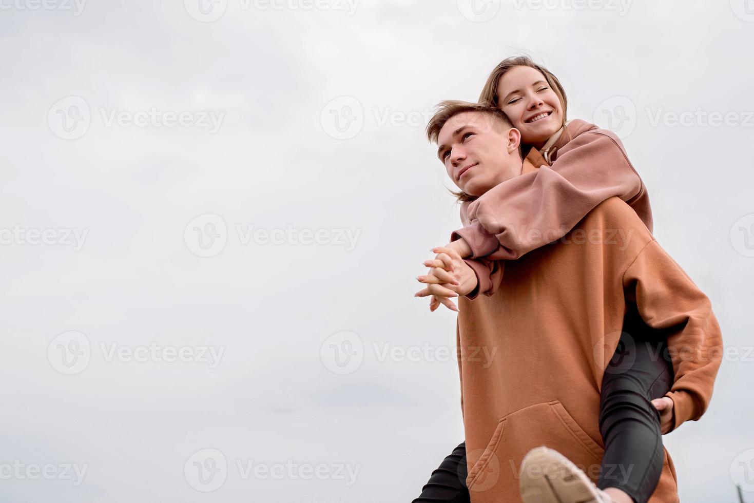 coppia che si abbraccia all'aperto nel parco sullo sfondo del cielo foto