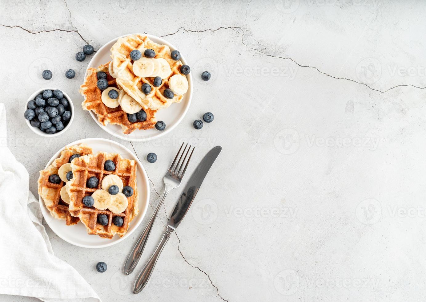 vista dall'alto di waffle freschi con mirtilli, banana e yogurt foto