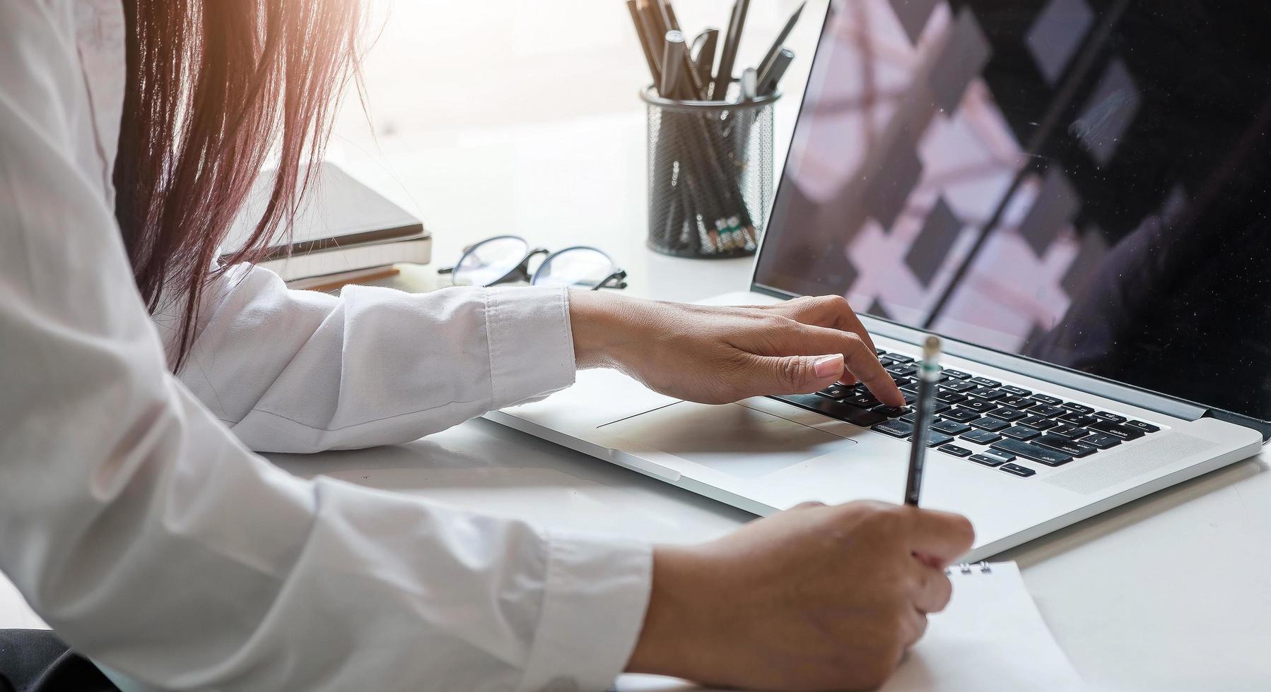 foto ritagliata di una donna irriconoscibile che lavora sul suo laptop