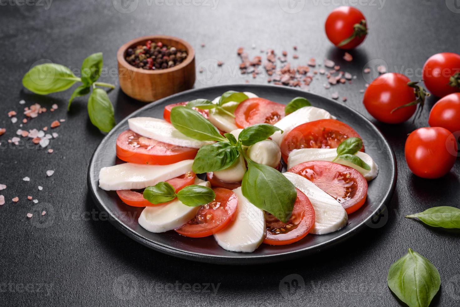 insalata caprese italiana con pomodori a fette, mozzarella foto