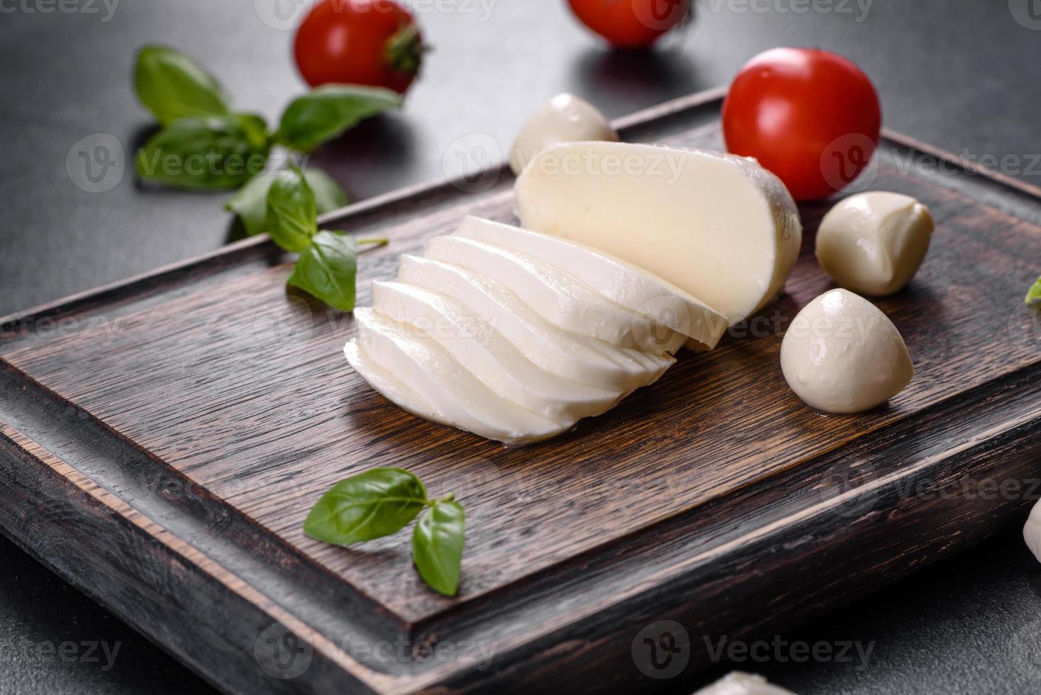 gustosa mozzarella fresca per fare l'insalata caprese foto