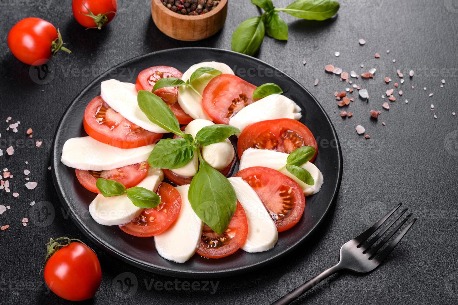 insalata caprese italiana con pomodori a fette, mozzarella foto