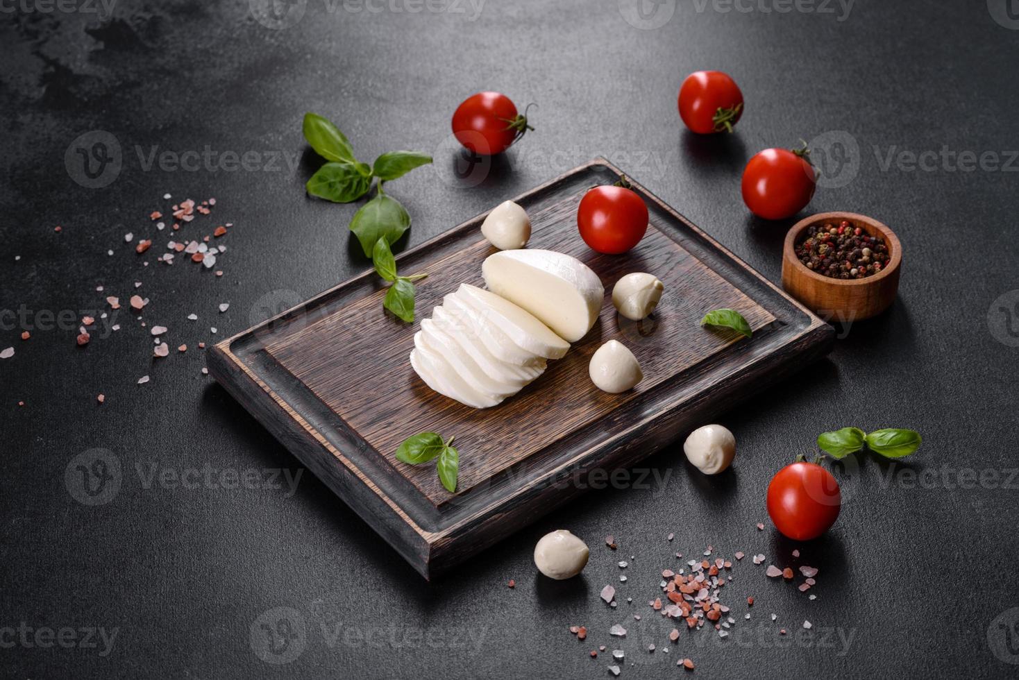 gustosa mozzarella fresca per fare l'insalata caprese foto