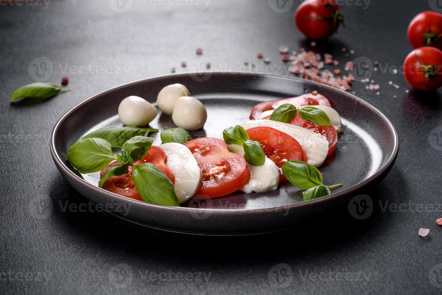 insalata caprese italiana con pomodori a fette, mozzarella foto