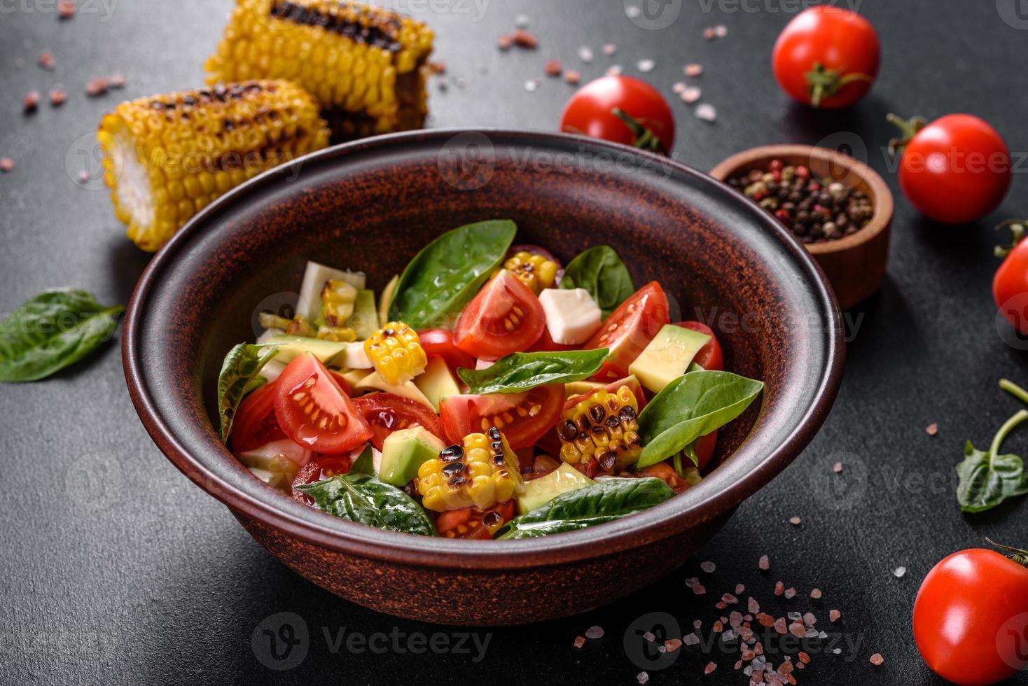 deliziosa insalata fresca con pomodori, avocado foto