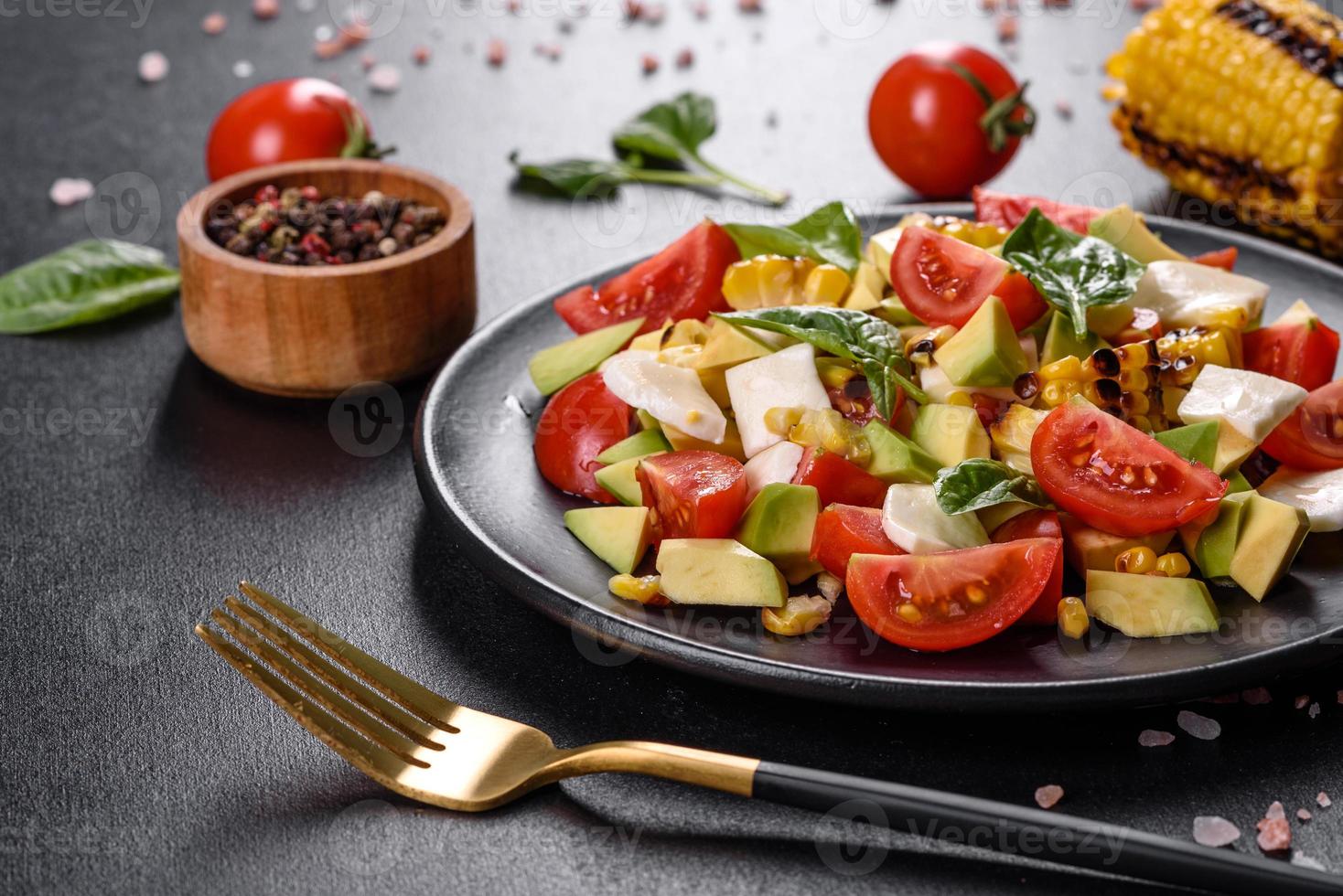 deliziosa insalata fresca con pomodori, avocado, formaggio e mais grigliato foto