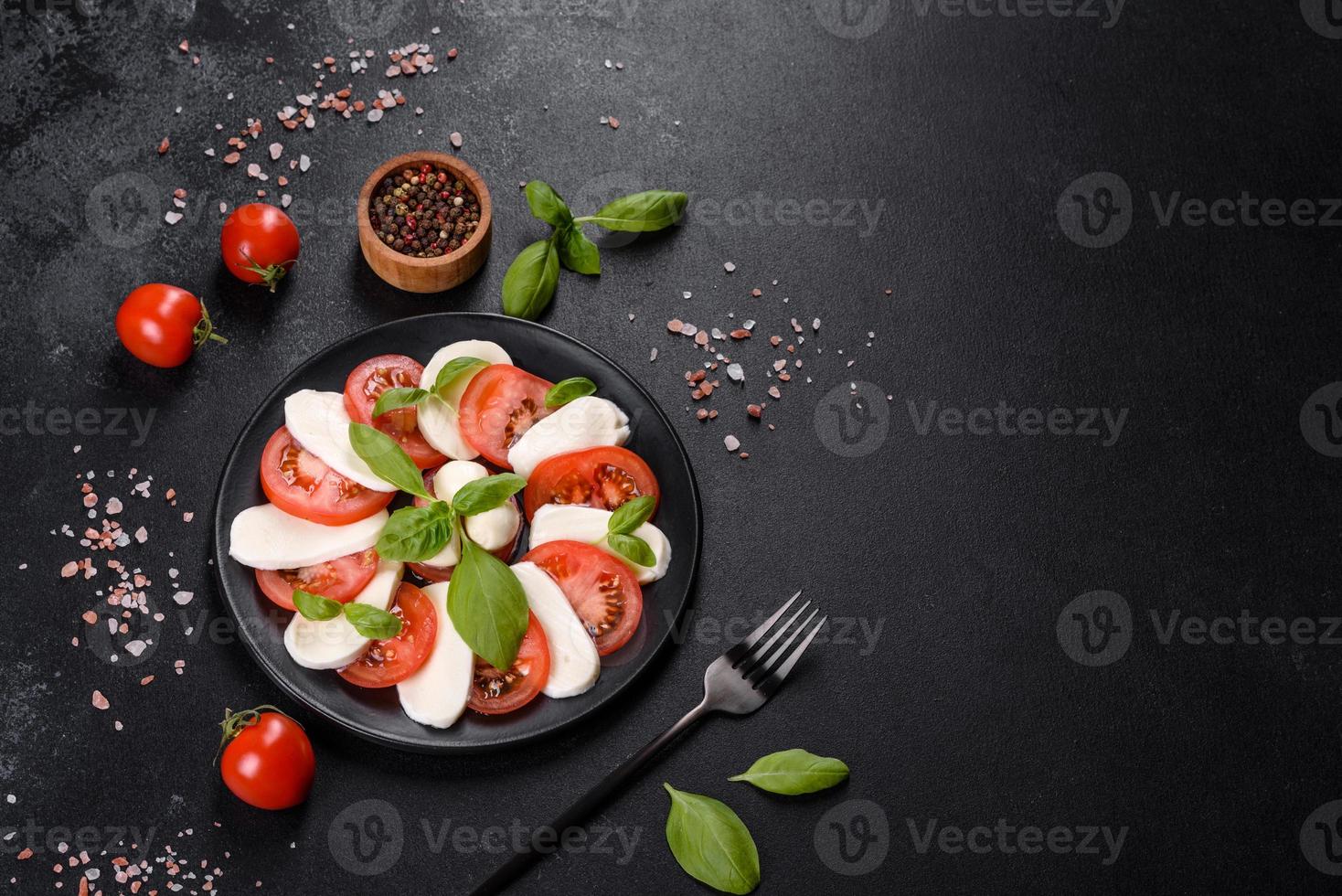 insalata caprese italiana con pomodori a fette, mozzarella foto