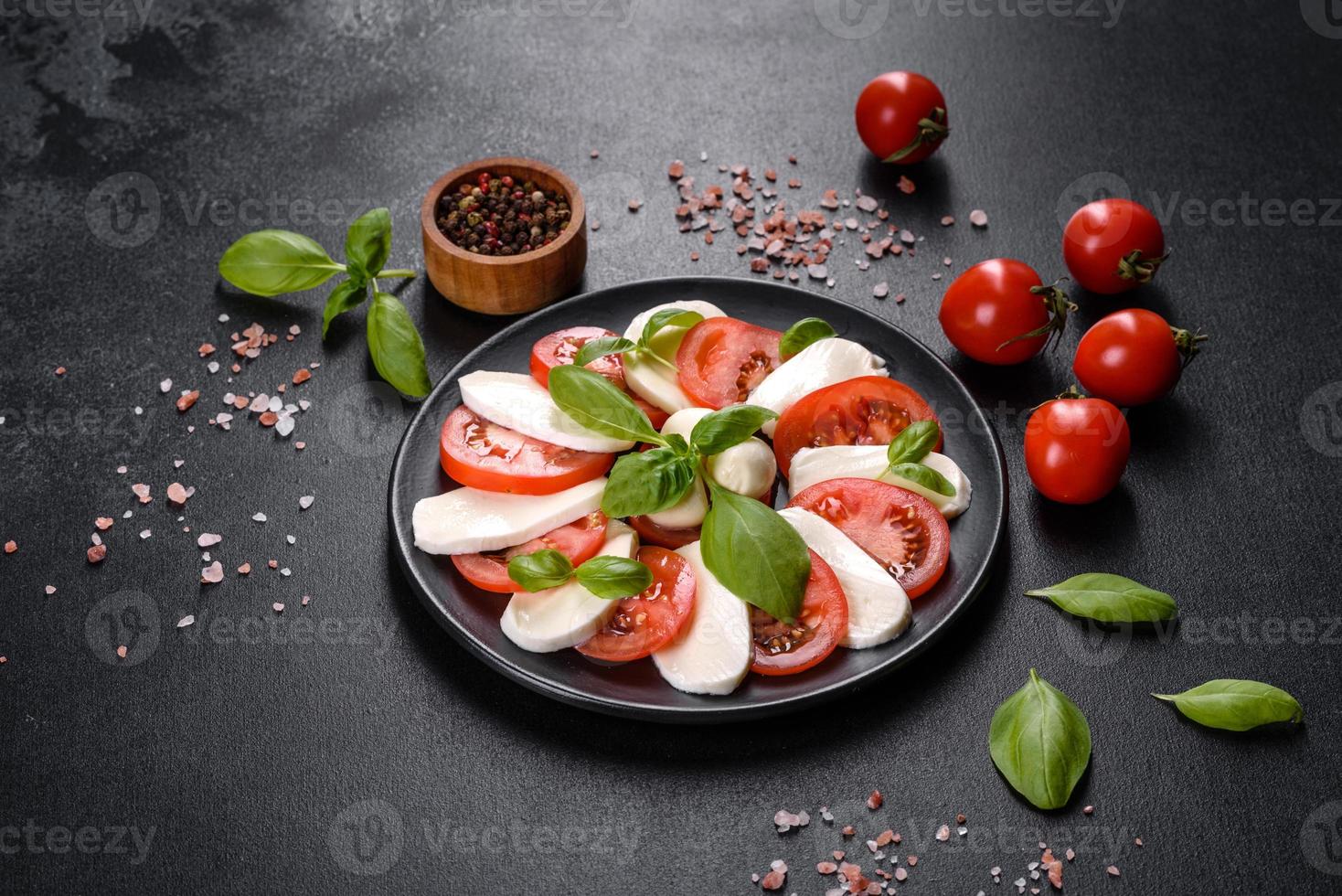 insalata caprese italiana con pomodori a fette, mozzarella foto