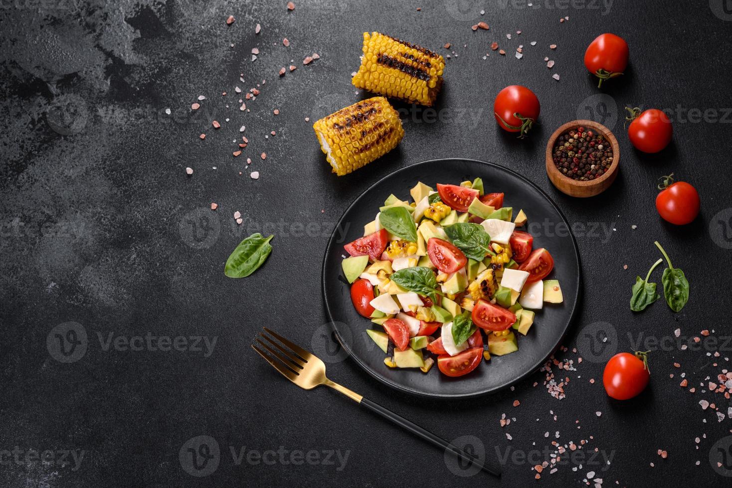 deliziosa insalata fresca con pomodori, avocado, formaggio e mais grigliato foto