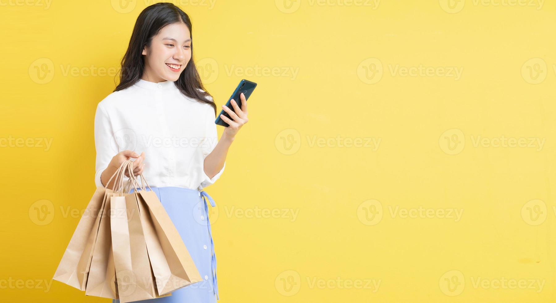 giovane ragazza che tiene la borsa della spesa foto