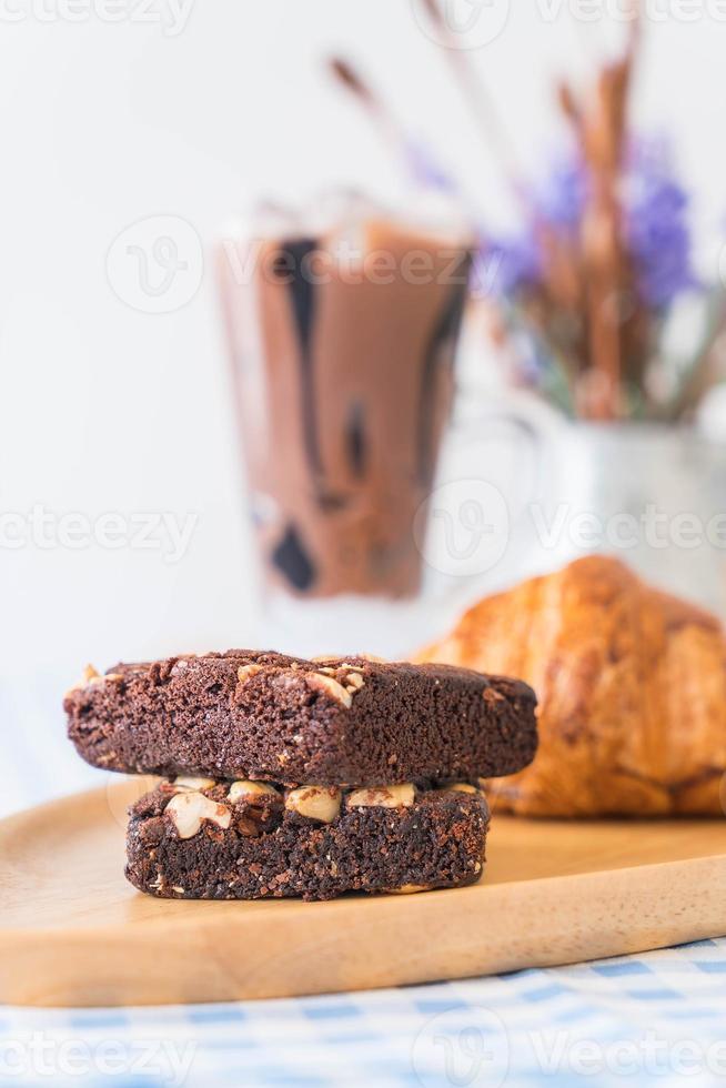 croissant e brownies in tavola foto