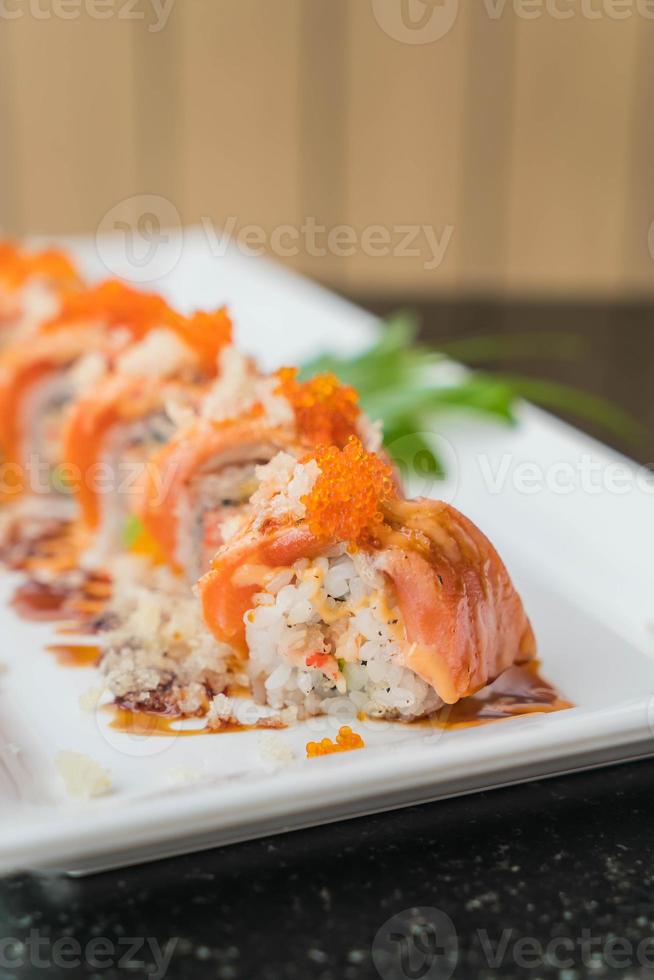 involtini di sushi di salmone - cibo giapponese foto