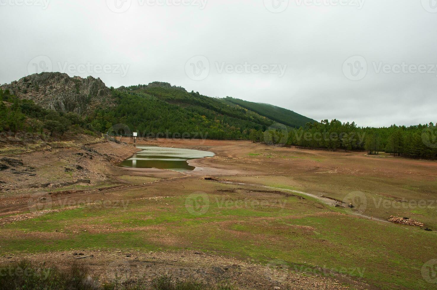 diga letto su il tejo fiume, nel Portogallo, senza acqua. esso è possibile per camminare dove Là dovrebbero essere molti cubo metri di acqua foto