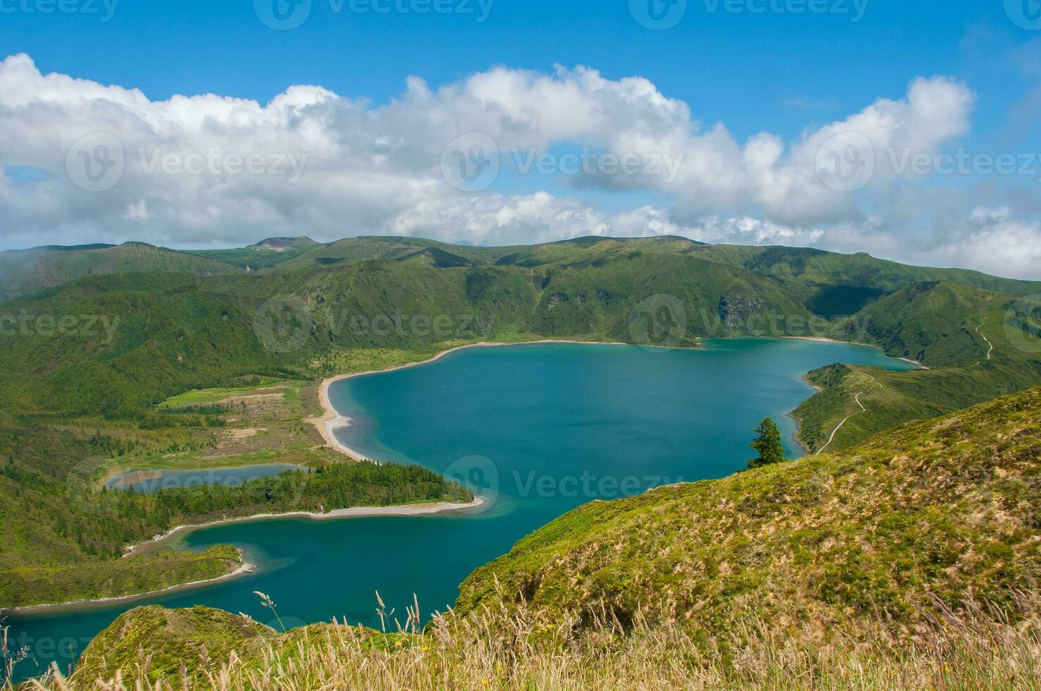 lagoa fare fogo è collocato nel così miguel isola, azzorre. esso è classificato come un' natura Riserva e è il maggior parte bellissimo laguna di il azzorre foto