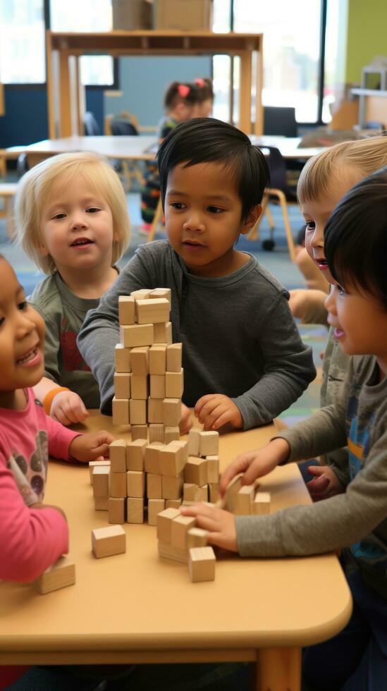 un' gruppo di bambini giocando insieme e edificio con di legno blocchi. foto