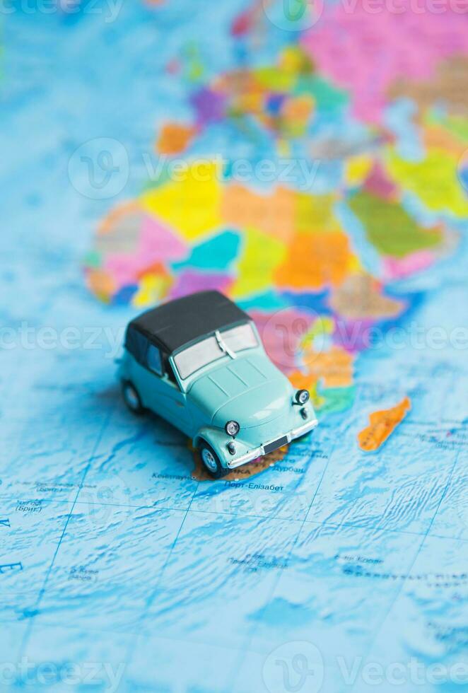 retrò auto su colorato mondo carta geografica, viaggio foto