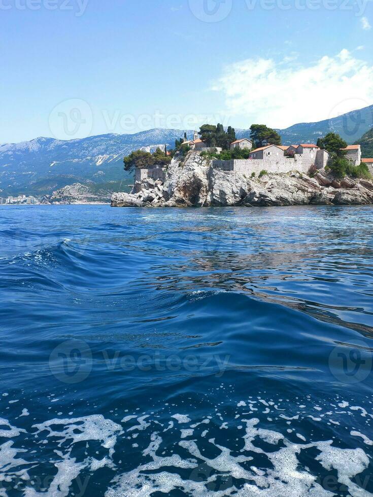 sveti Stefano, piccolo isolotto e ricorrere nel montenegro - Visualizza a partire dal il acqua. budva Riviera. Balcani, Adriatico mare, Europa. bellezza mondo. foto