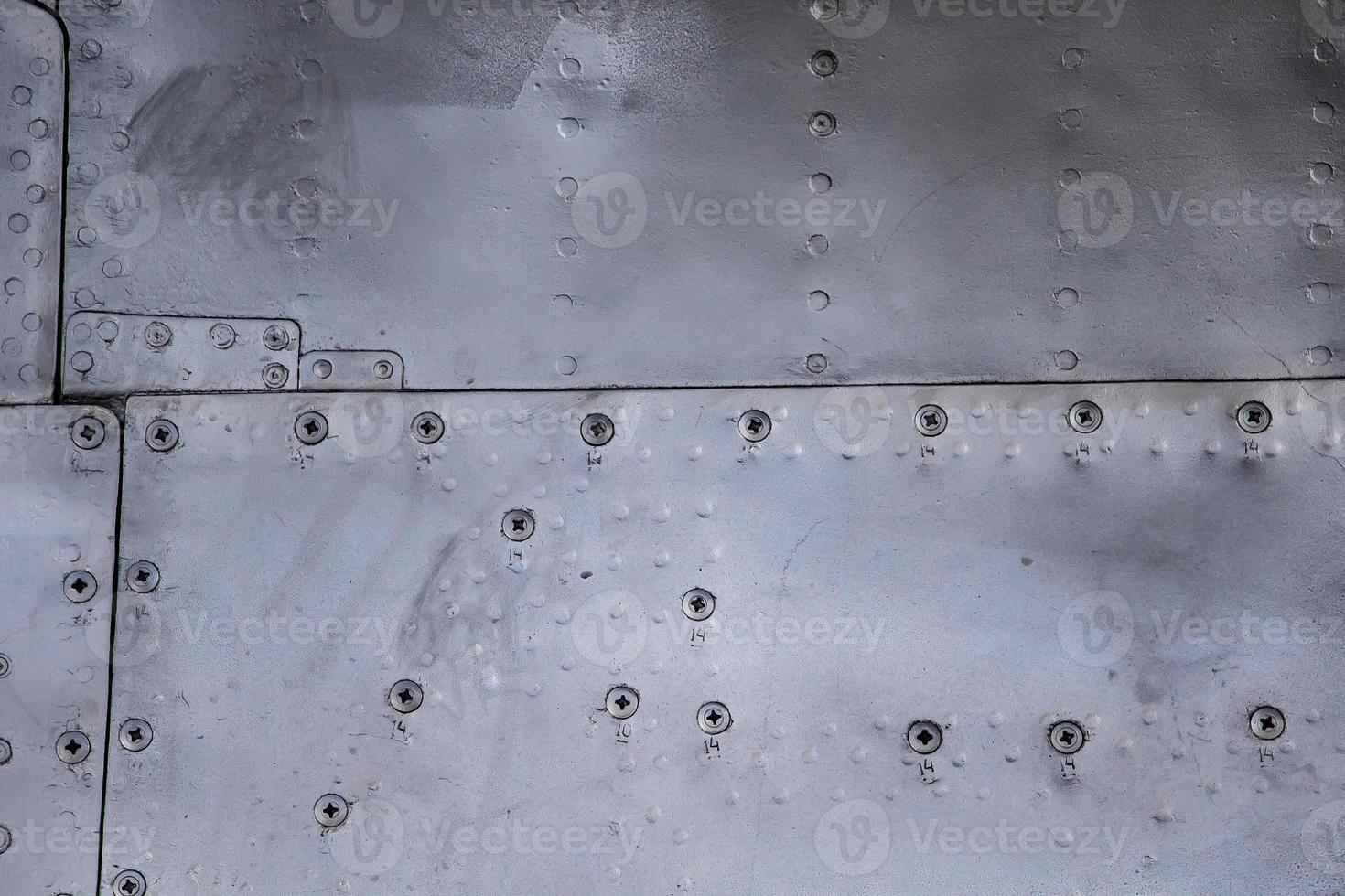 pelle dell'aereo da vicino. rivetti su metallo grigio. foto