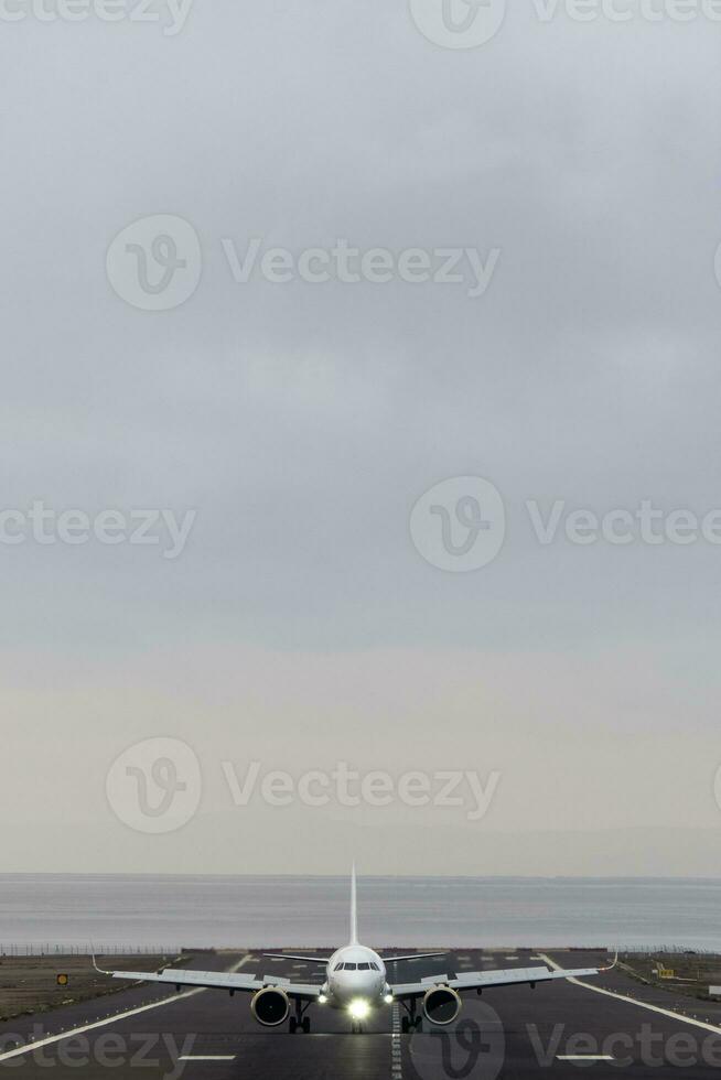 aereo prende via su un' nebbioso giorno foto