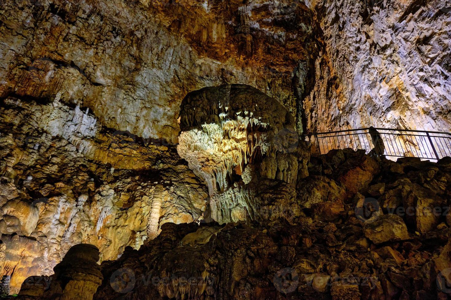 l'interno della famosa grotta carsica del gigante a trieste, italia. foto