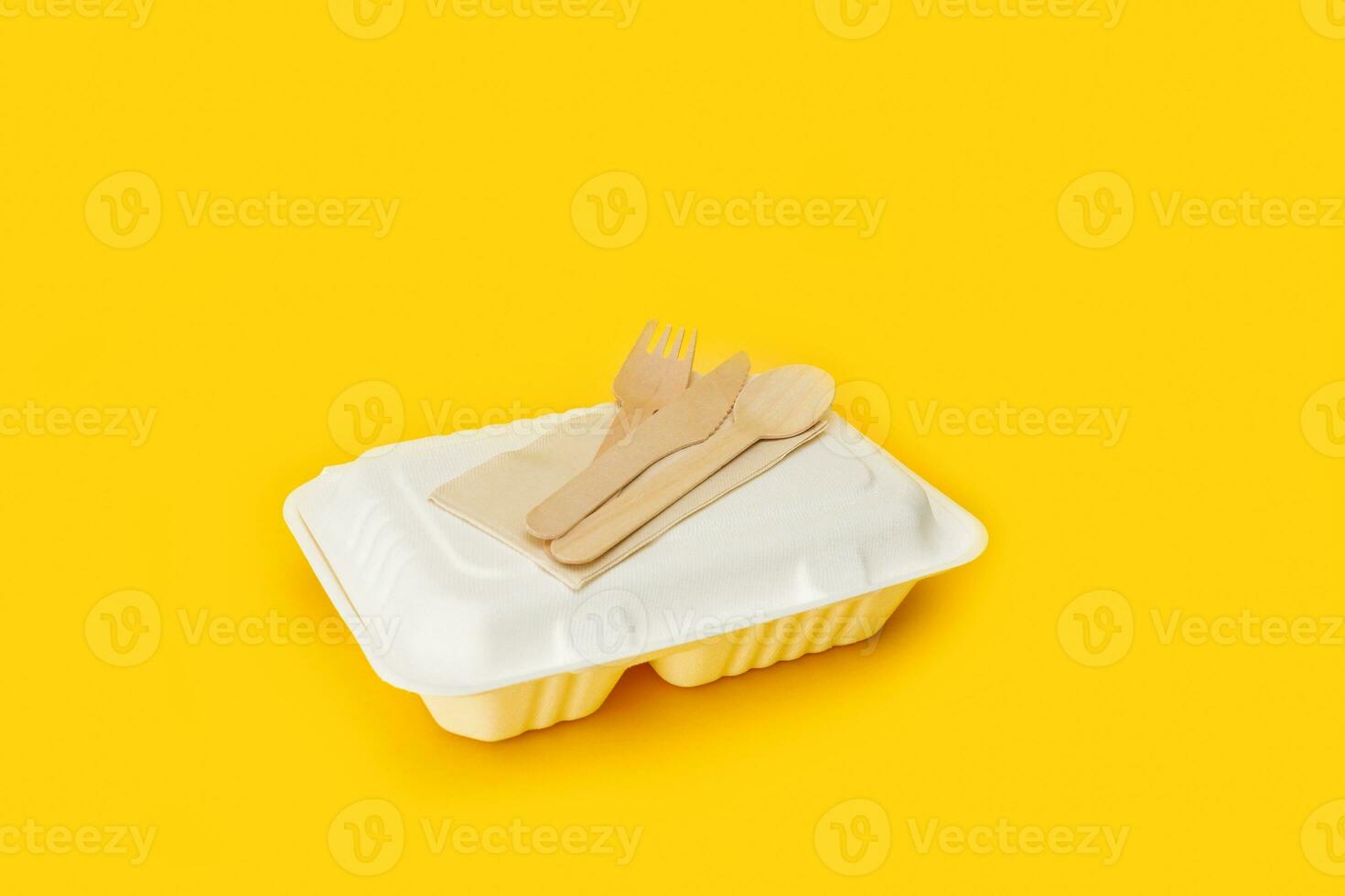 sacco per il pranzo con monouso posate su giallo sfondo foto