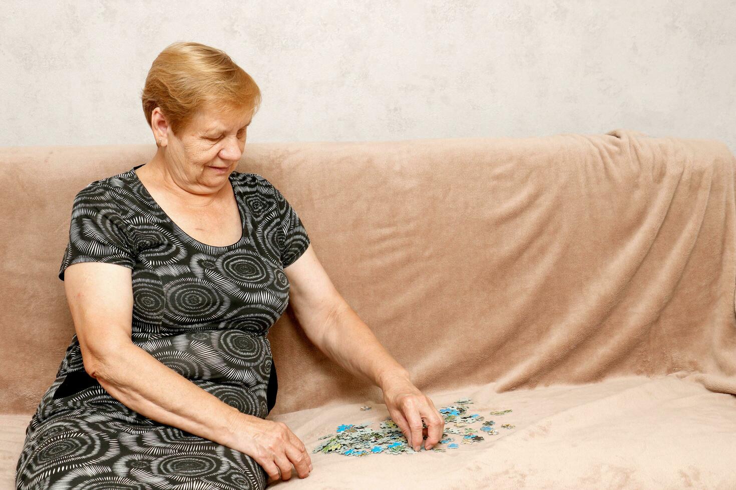 anziano donna mettendo insieme puzzle foto