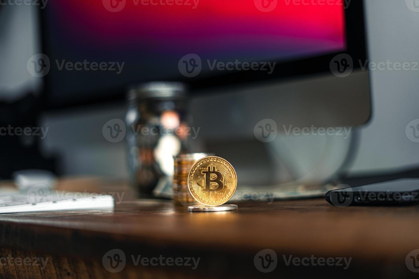 bitcoin d'oro posti su una scrivania di legno foto
