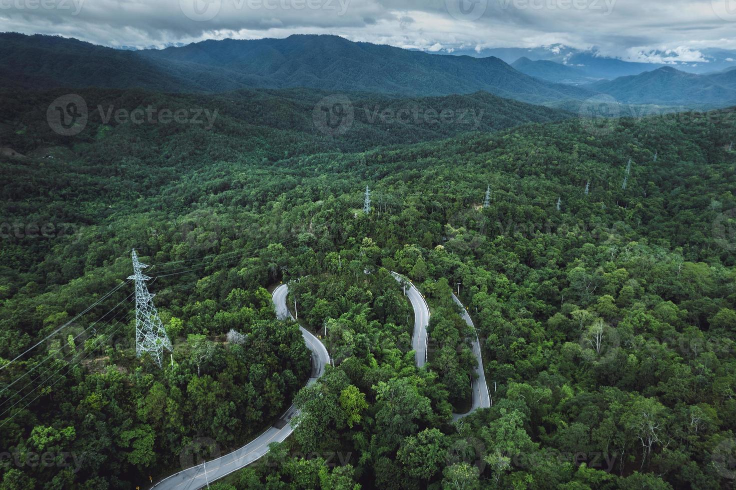 strada di montagna in un villaggio rurale forma sopra foto