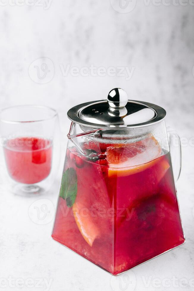 fragola, arancia e basilico scintillante punch, primavera cocktail foto