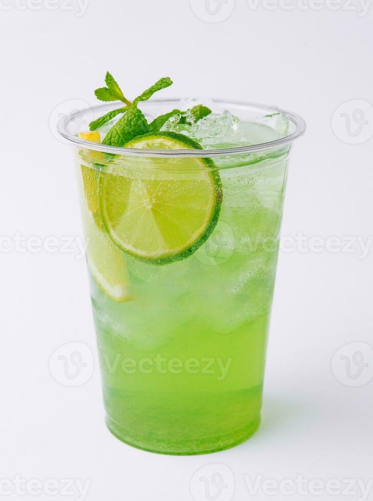 agrume cocktail Mojito con lime e menta foto