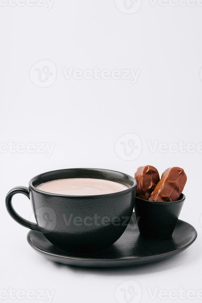 tazza di caldo cioccolato con cioccolato foto