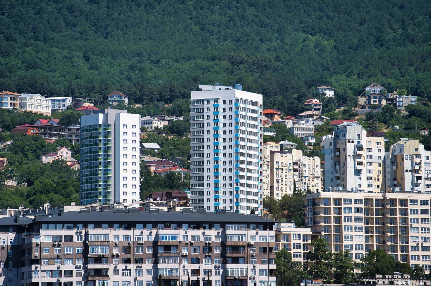 paesaggio della città con vista sugli edifici di yalta, crimea foto