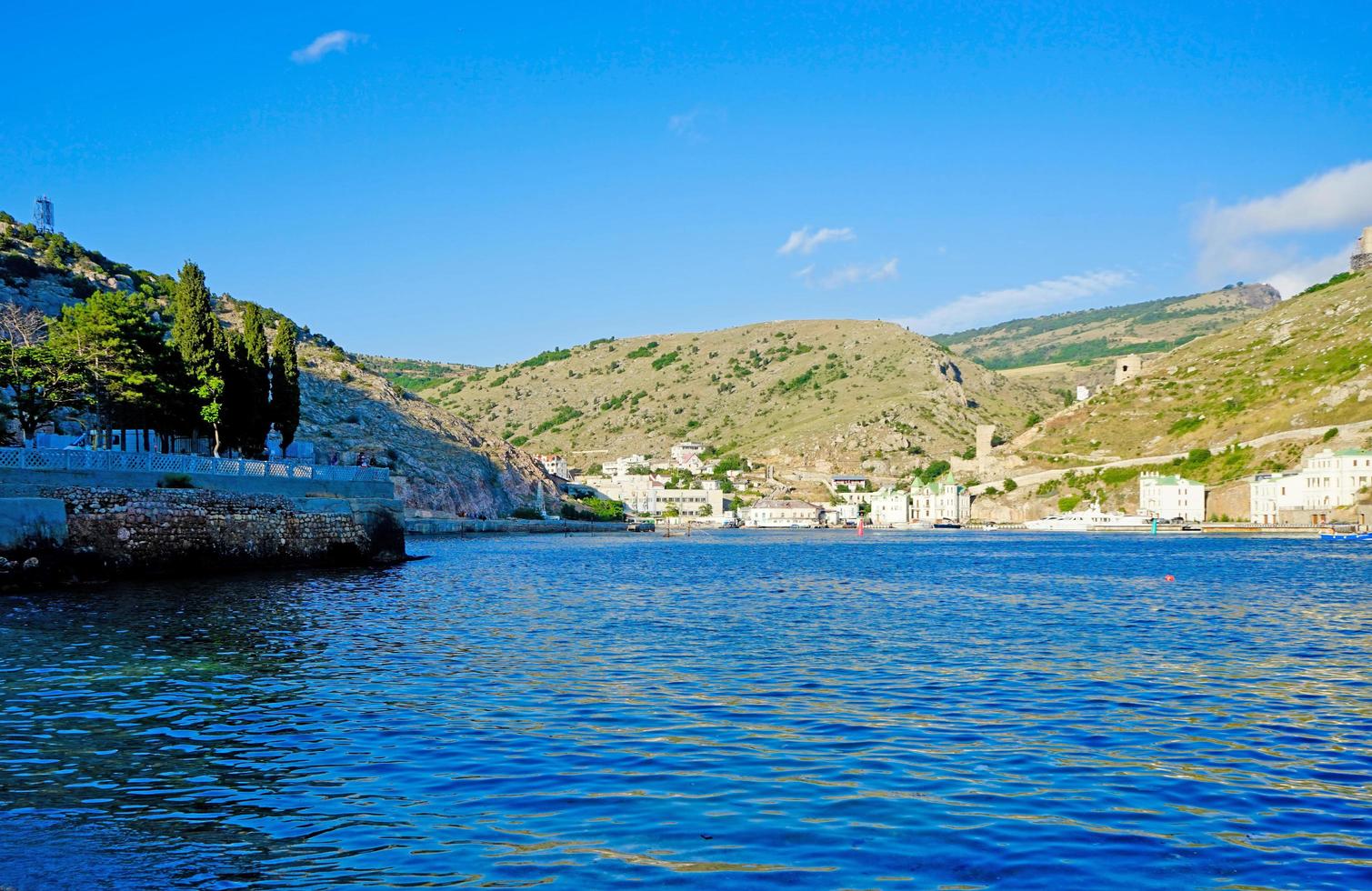 vista sul mare con vista sulla costa di balaklava foto