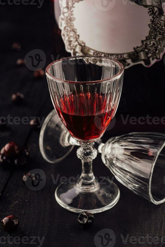bicchiere di ciliegia Brandy tintura vicino su foto
