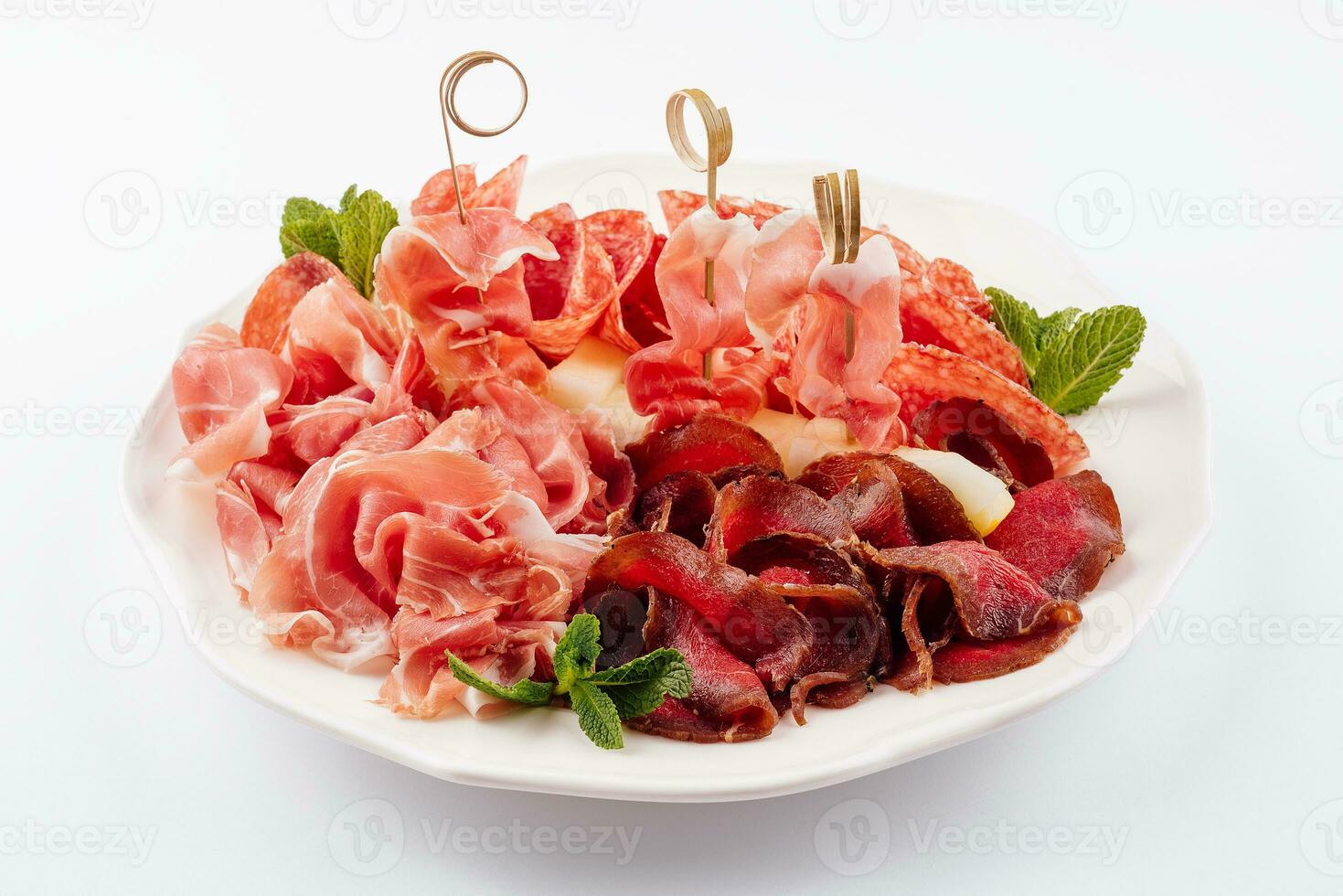 assortito gastronomia carni - prosciutto, salsiccia, salame, parmense, prosciutto foto