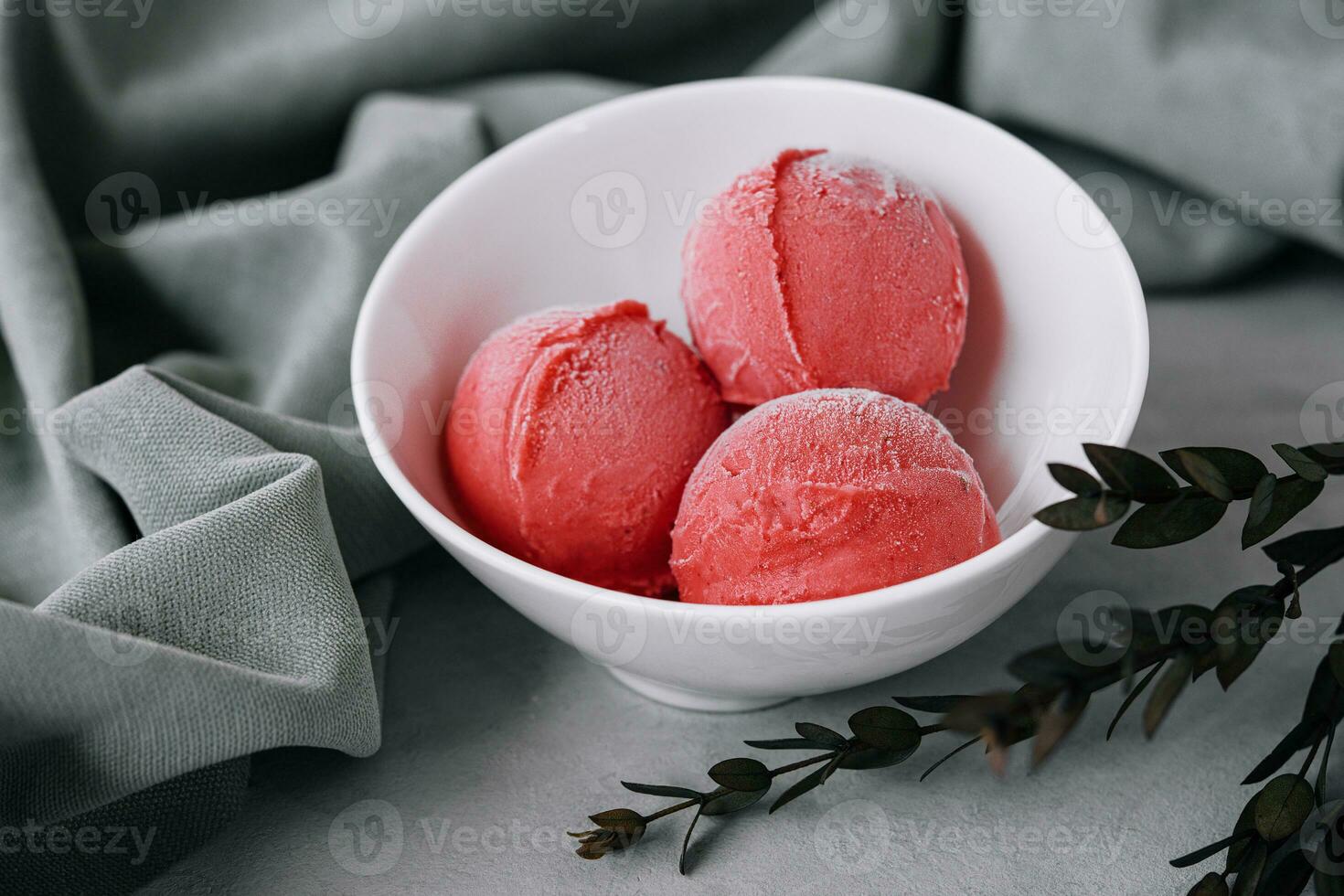 fragola ghiaccio crema palle nel un' bianca ciotola foto