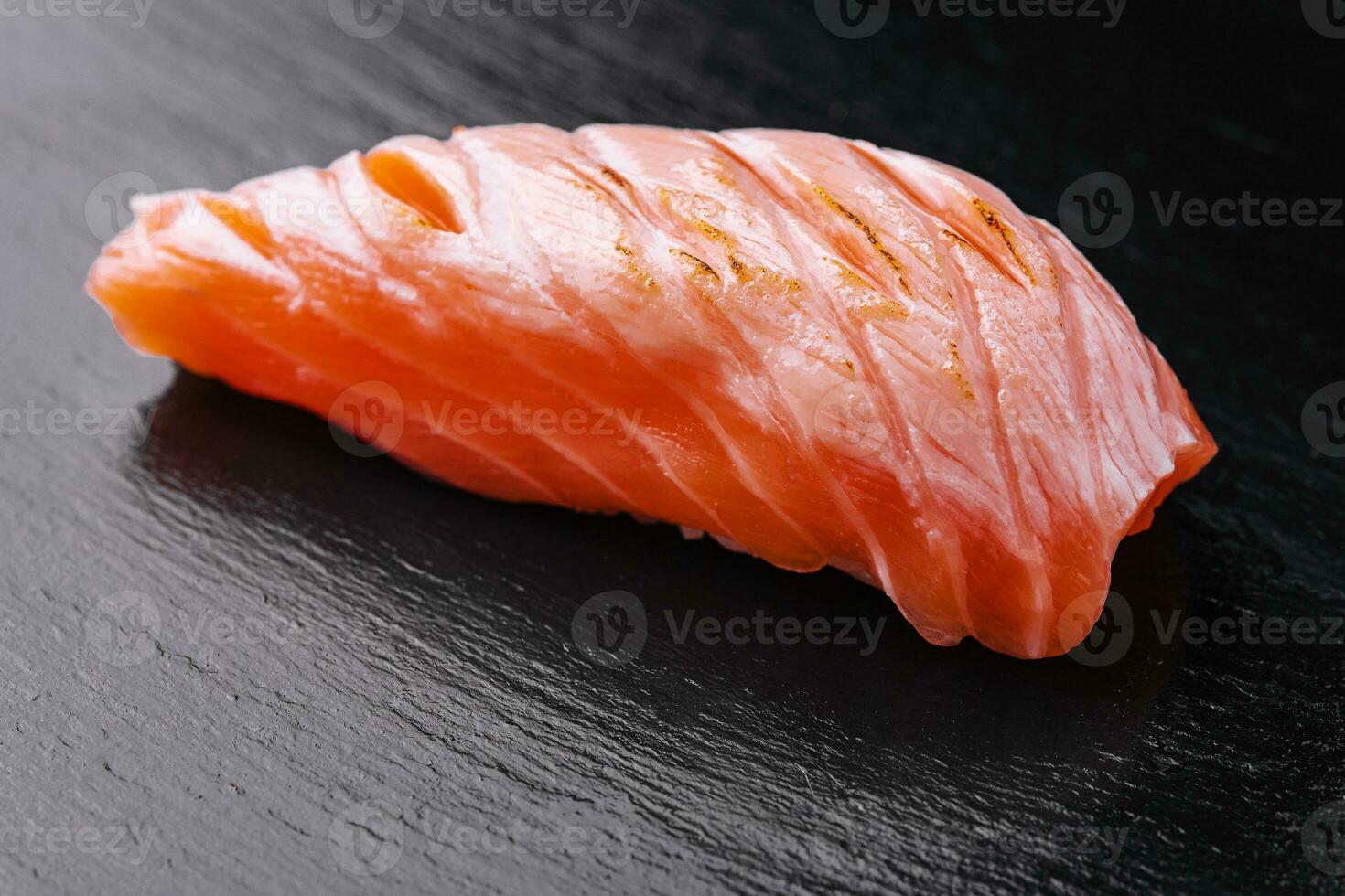 salmone Sushi su nero legna sfondo foto