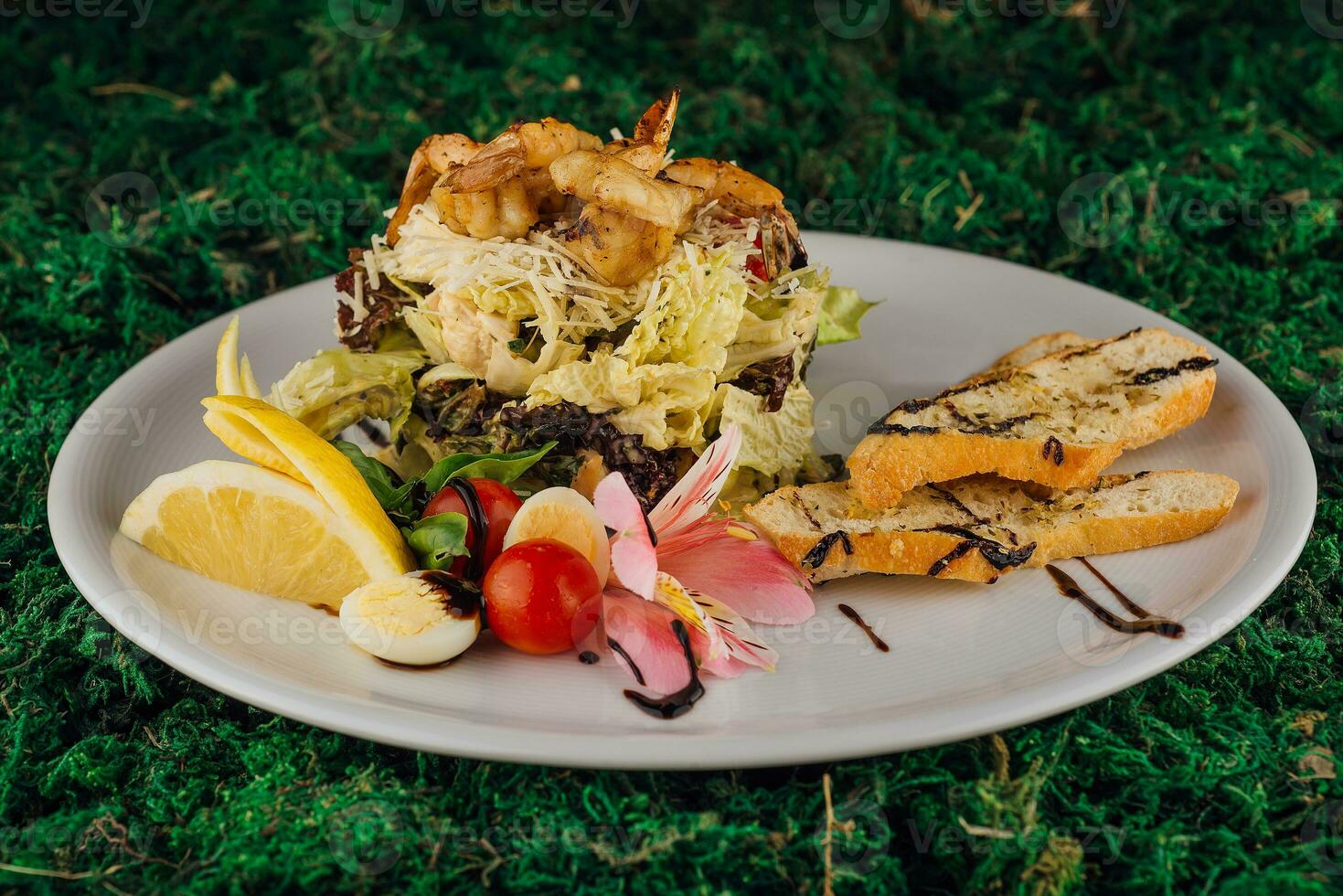 fresco e salutare gamberetto insalata con verdure foto