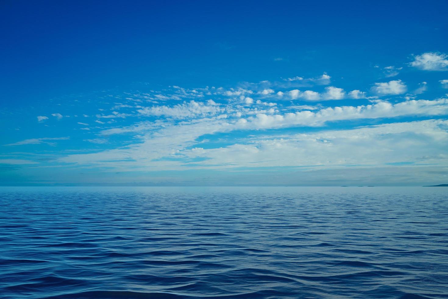 bellissimo paesaggio marino con nuvole bianche nel cielo foto