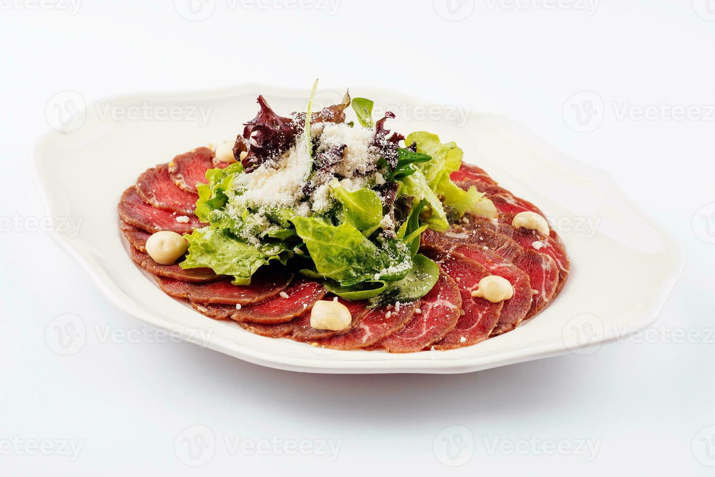 vitello carpaccio con parmigiano formaggio su bianca piatto foto