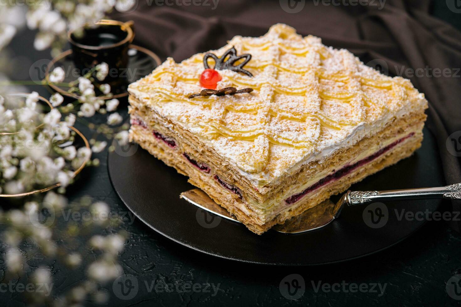 torta con crema formaggio Riempimento e ciliegia foto