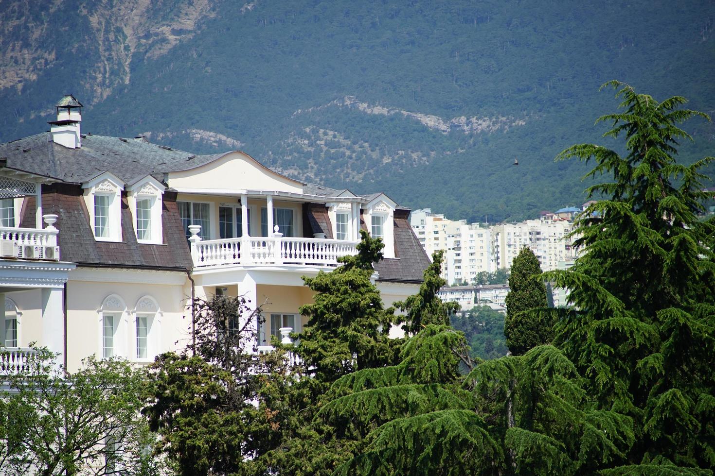 paesaggio della città con vista sugli edifici di yalta, crimea foto