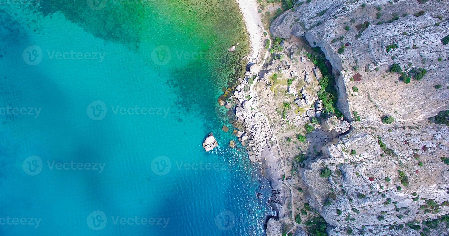 veduta aerea del paesaggio montano in riva al mare foto